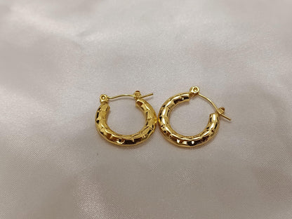 Pendientes de aro con diseño grabado estilo italiano, acero inoxidable con baño de oro 18K reglalo para ella
