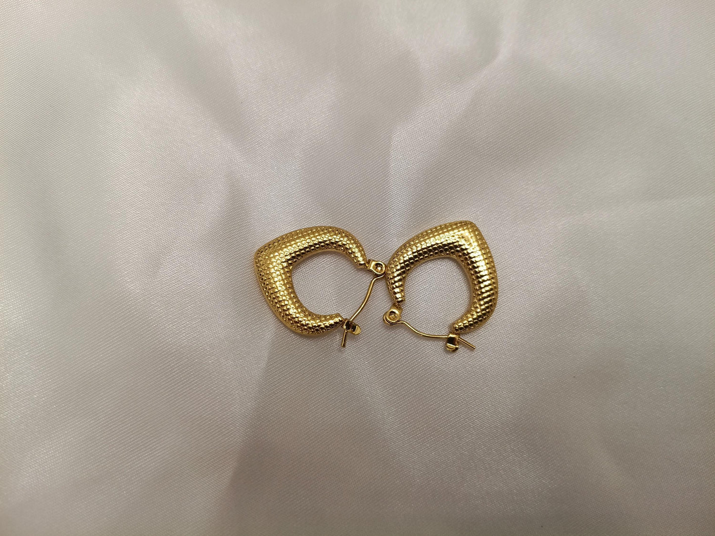 Pendientes de aro triangulares de estilo italiano, acero inoxidable con baño de oro de 18K y efecto brillante regalo para ella
