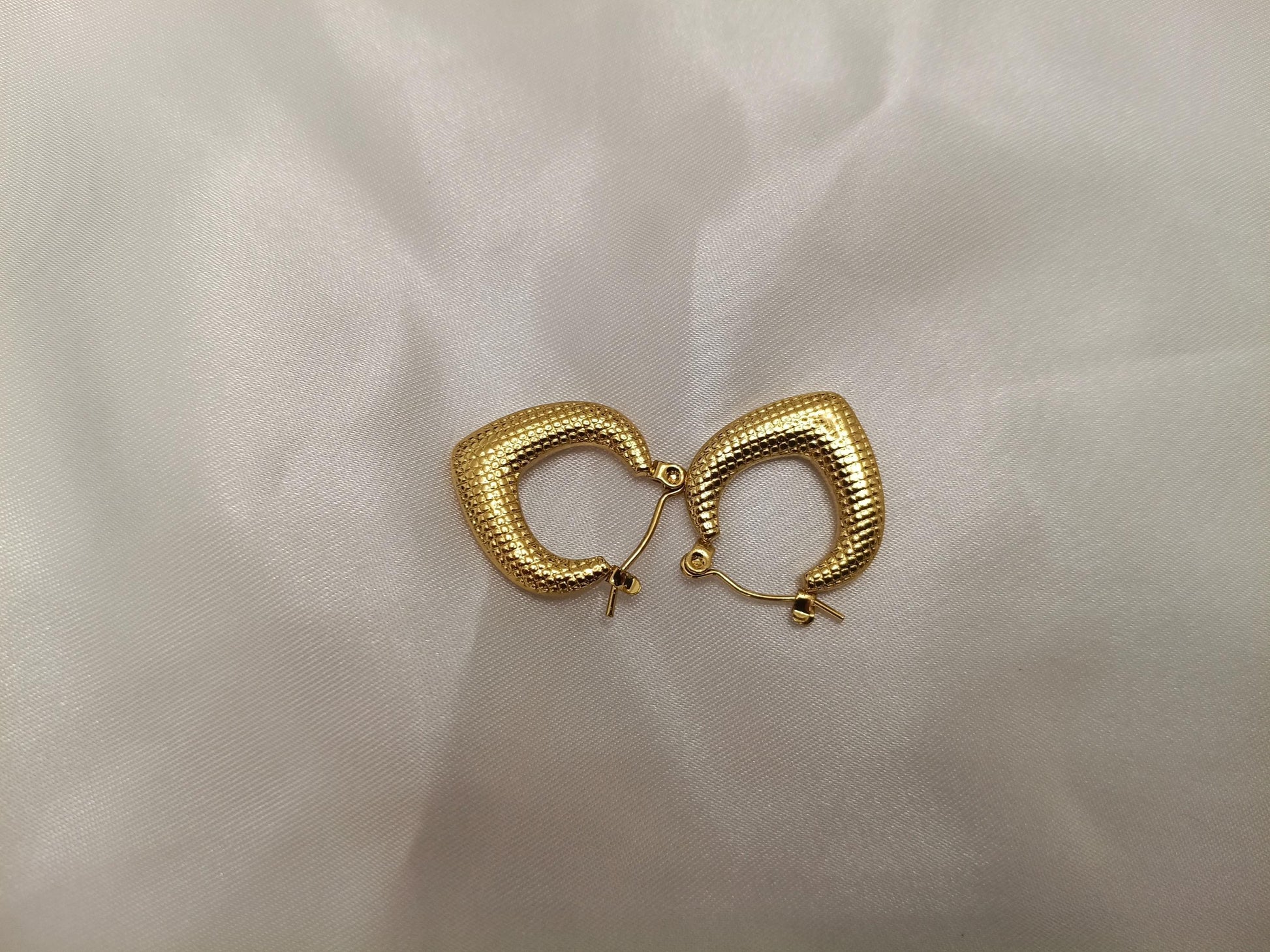 Pendientes de aro triangulares de estilo italiano, acero inoxidable con baño de oro de 18K y efecto brillante regalo para ella