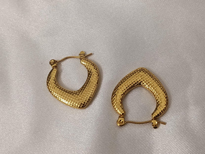 Pendientes de aro triangulares de estilo italiano, acero inoxidable con baño de oro de 18K y efecto brillante regalo para ella