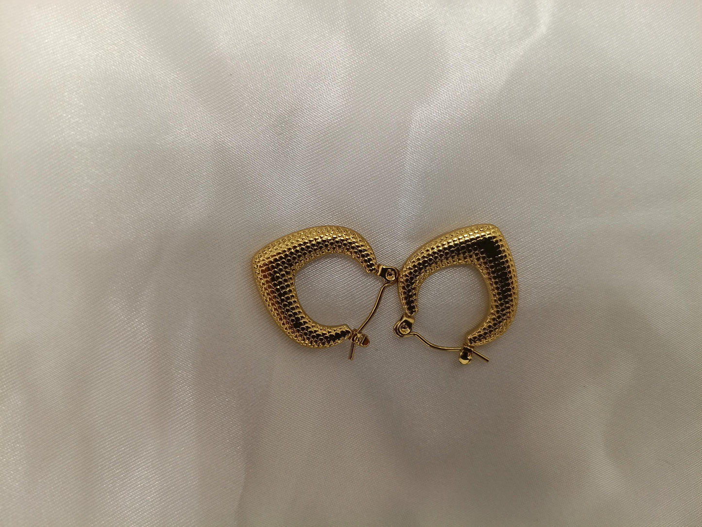 Pendientes de aro triangulares de estilo italiano, acero inoxidable con baño de oro de 18K y efecto brillante regalo para ella