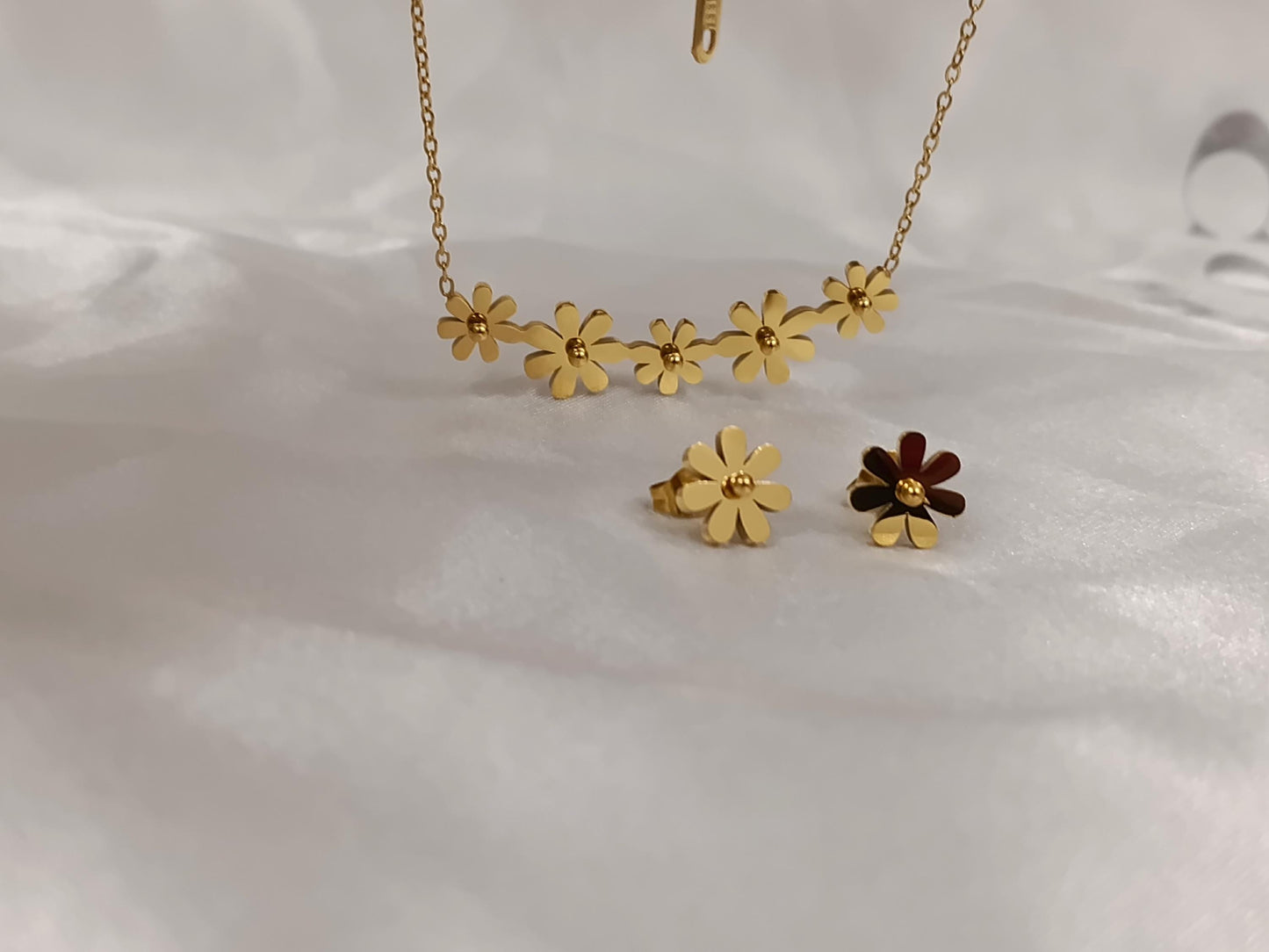 Conjunto "flor Margarita: Collar y pendientes, acero inoxidable con baño de oro 18K y acabado pulido. regalo para ella