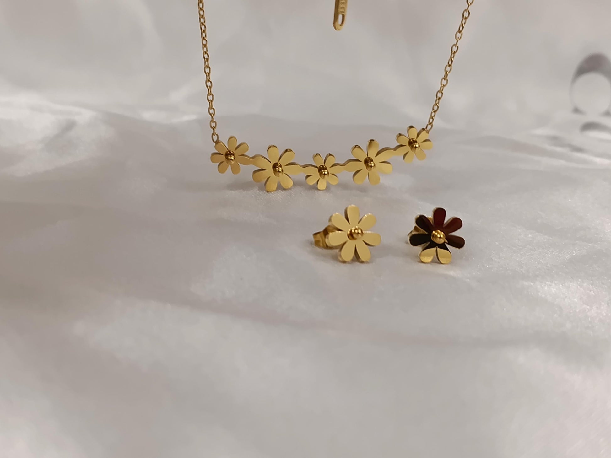 Conjunto "flor Margarita: Collar y pendientes, acero inoxidable con baño de oro 18K y acabado pulido. regalo para ella