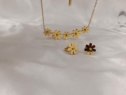 Conjunto "flor Margarita: Collar y pendientes, acero inoxidable con baño de oro 18K y acabado pulido. regalo para ella