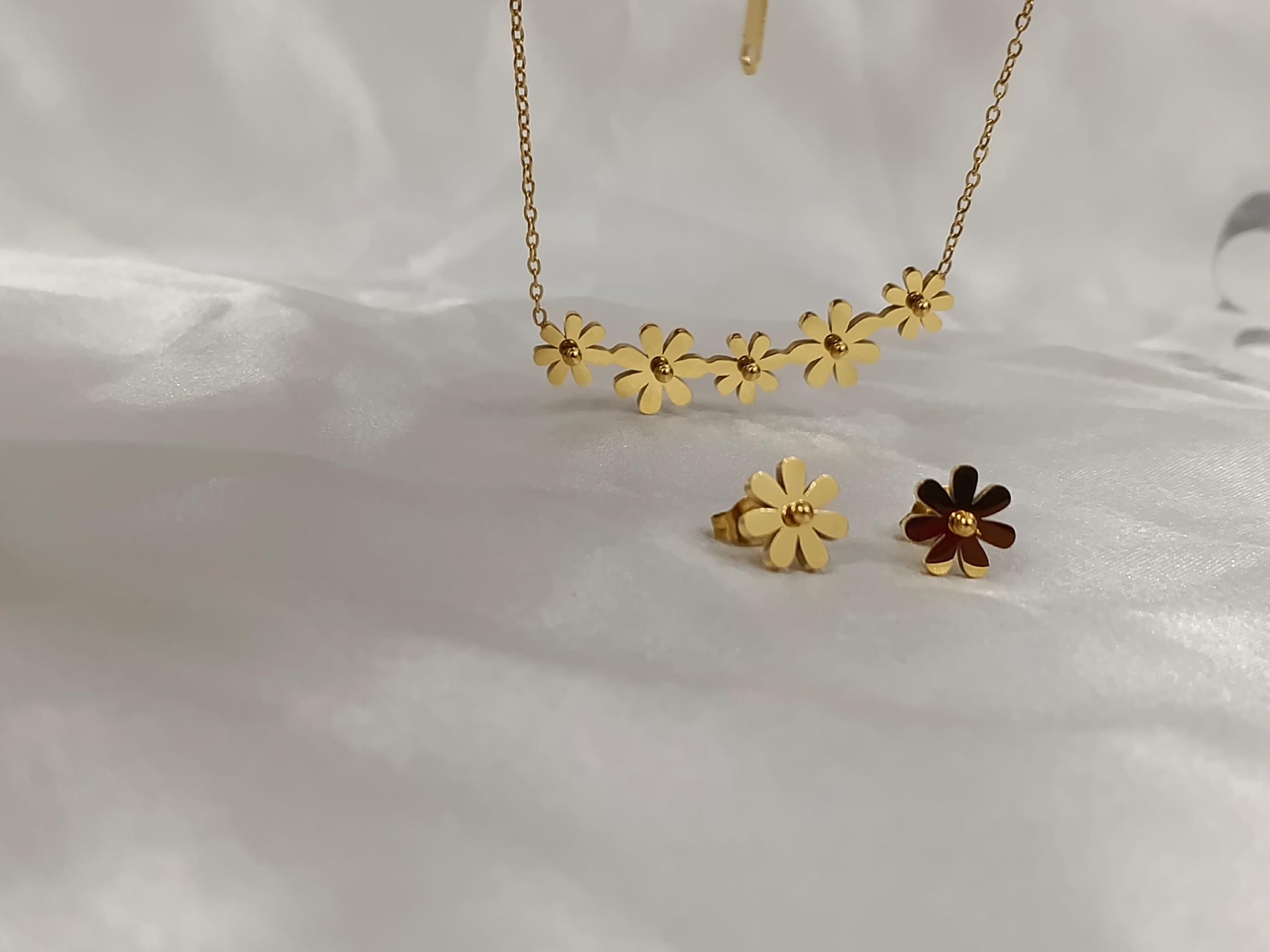 Conjunto "flor Margarita: Collar y pendientes, acero inoxidable con baño de oro 18K y acabado pulido. regalo para ella