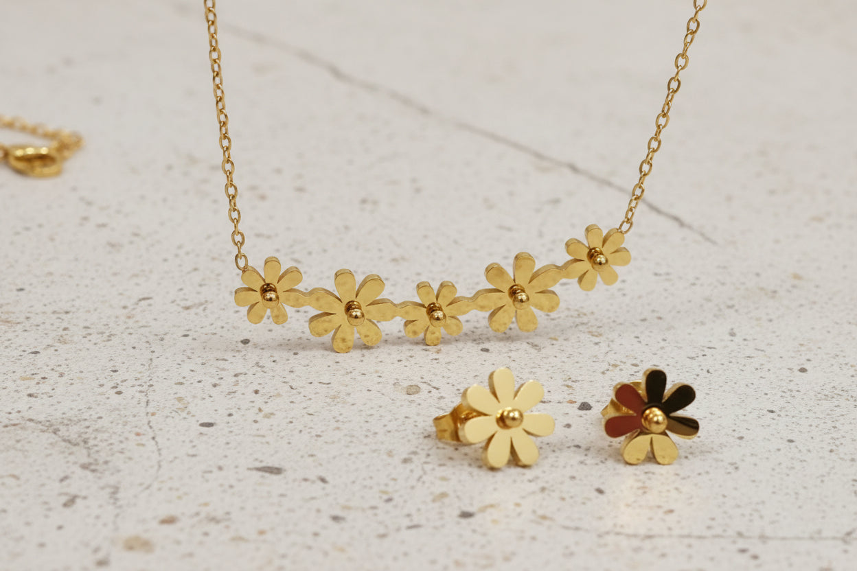 Conjunto "flor Margarita: Collar y pendientes, acero inoxidable con baño de oro 18K y acabado pulido. regalo para ella