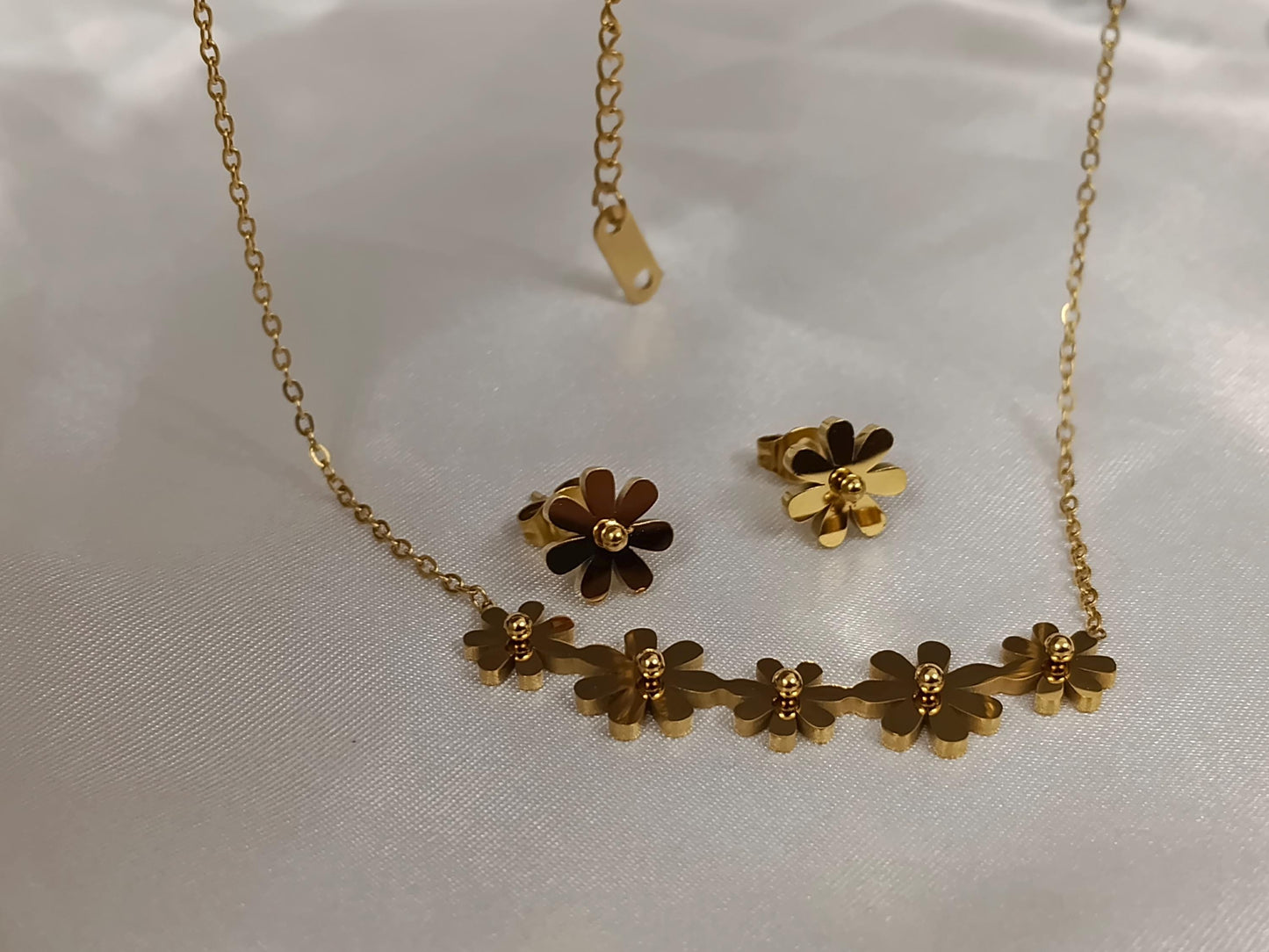 Conjunto "flor Margarita: Collar y pendientes, acero inoxidable con baño de oro 18K y acabado pulido. regalo para ella