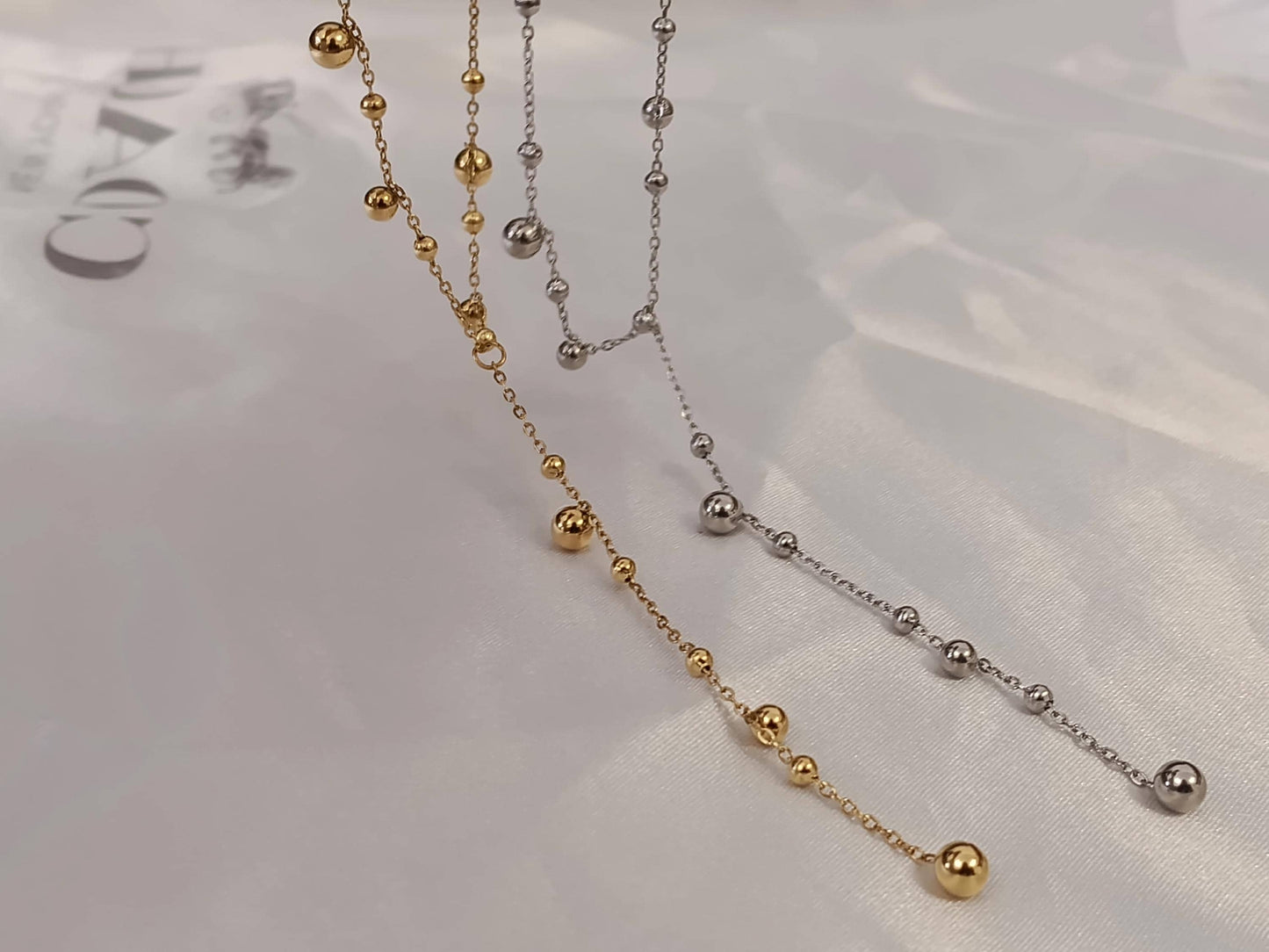 Collar largo de cuentas bolitas Forma Y versatil de acero inoxidable baño de oro de 18K para mujeres