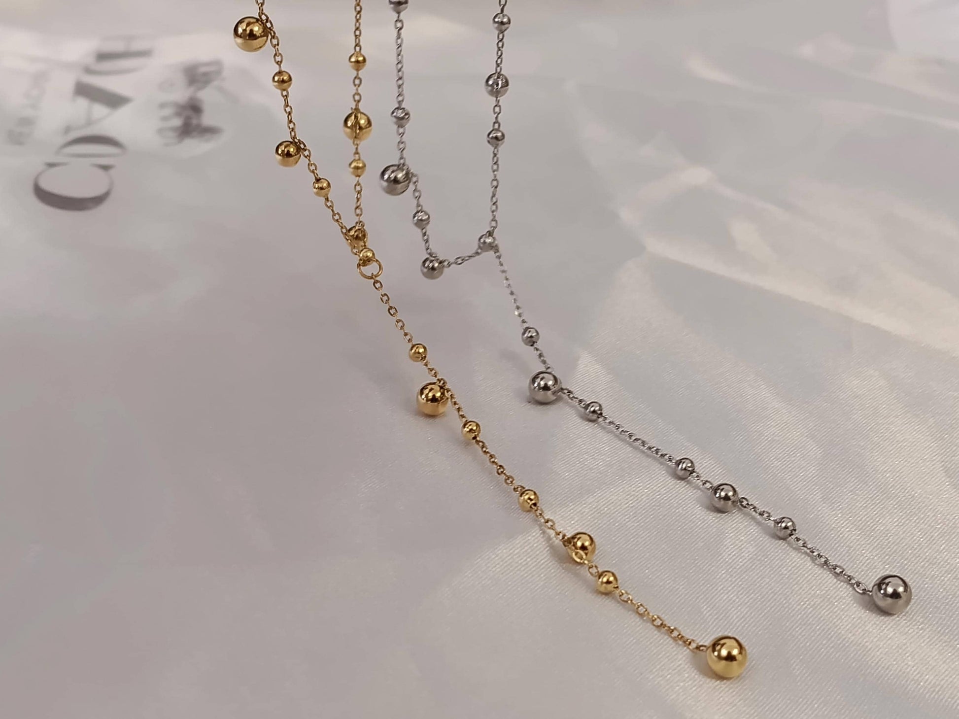 Collar largo de cuentas bolitas Forma Y versatil de acero inoxidable baño de oro de 18K para mujeres