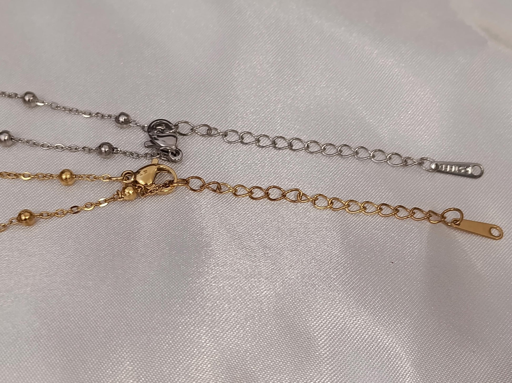 Collar largo de cuentas bolitas Forma Y versatil de acero inoxidable baño de oro de 18K para mujeres