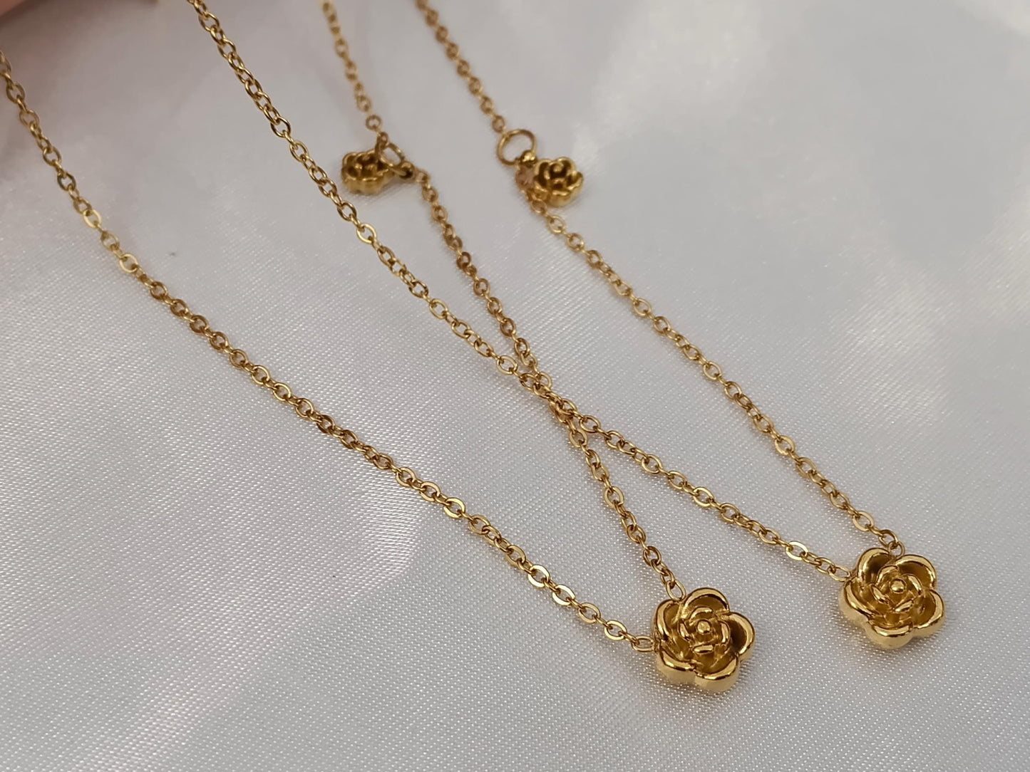 Collar de Doble Rosa en Acero Inoxidable con Baño de Oro 18K (40cm + Extensión) para ella