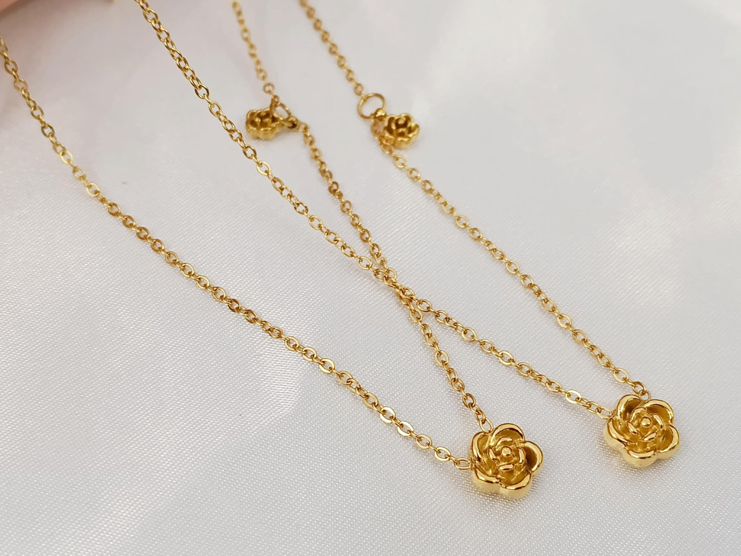 Collar de Doble Rosa en Acero Inoxidable con Baño de Oro 18K (40cm + Extensión) para ella