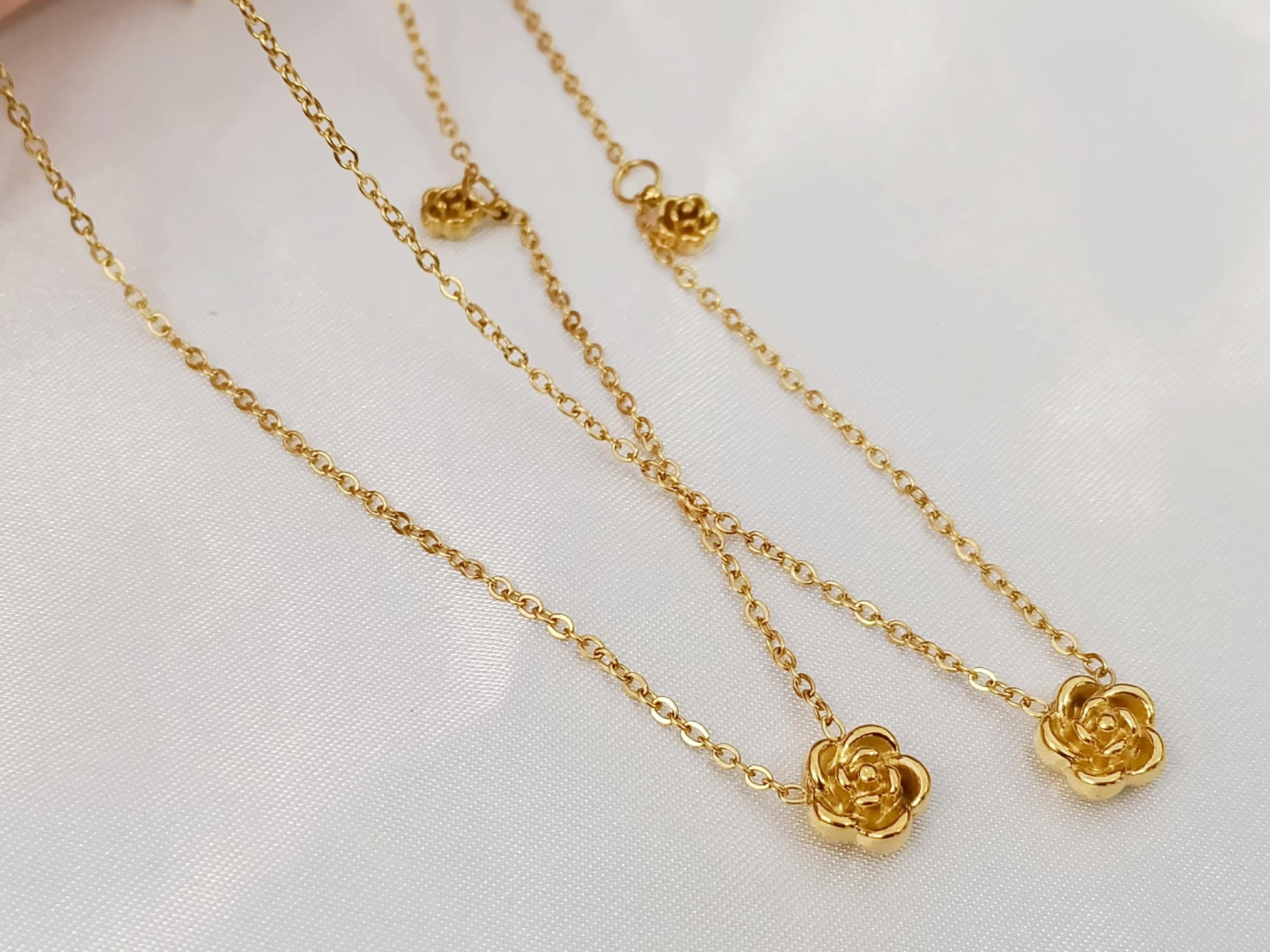 Collar de Doble Rosa en Acero Inoxidable con Baño de Oro 18K (40cm + Extensión) para ella