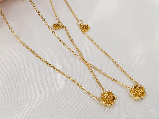 Collar de Doble Rosa en Acero Inoxidable con Baño de Oro 18K (40cm + Extensión) para ella