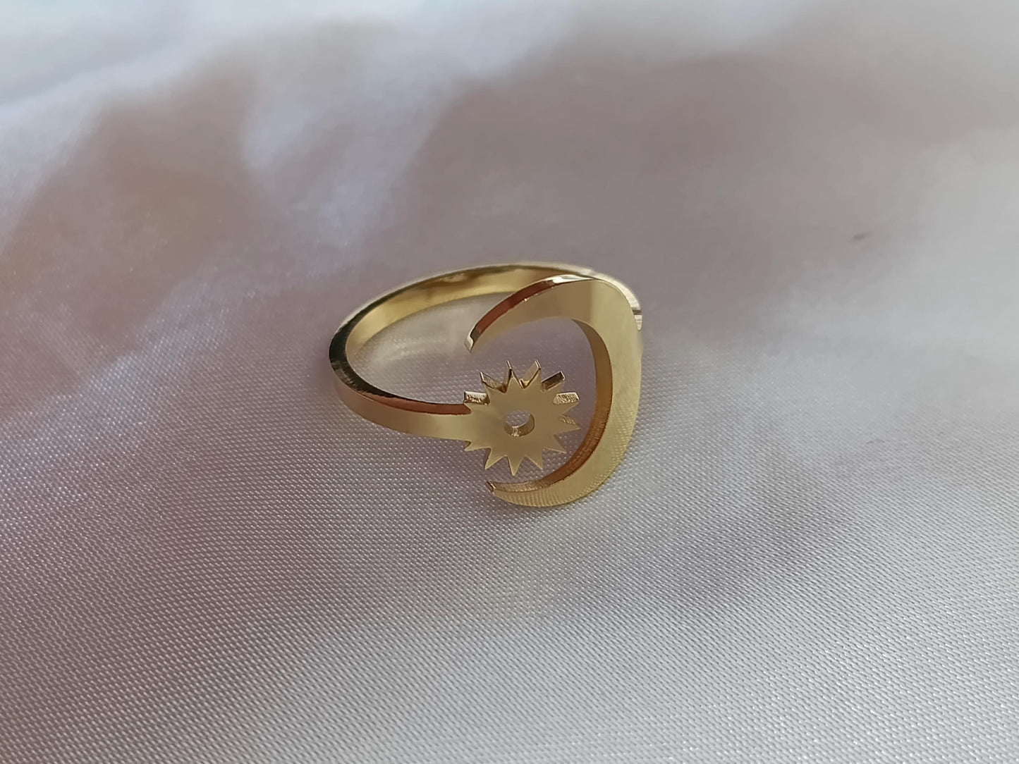 Anillo Ajustable Luna y Estrella en Acero Inoxidable pulido con Baño de Oro 18K regalo para ella