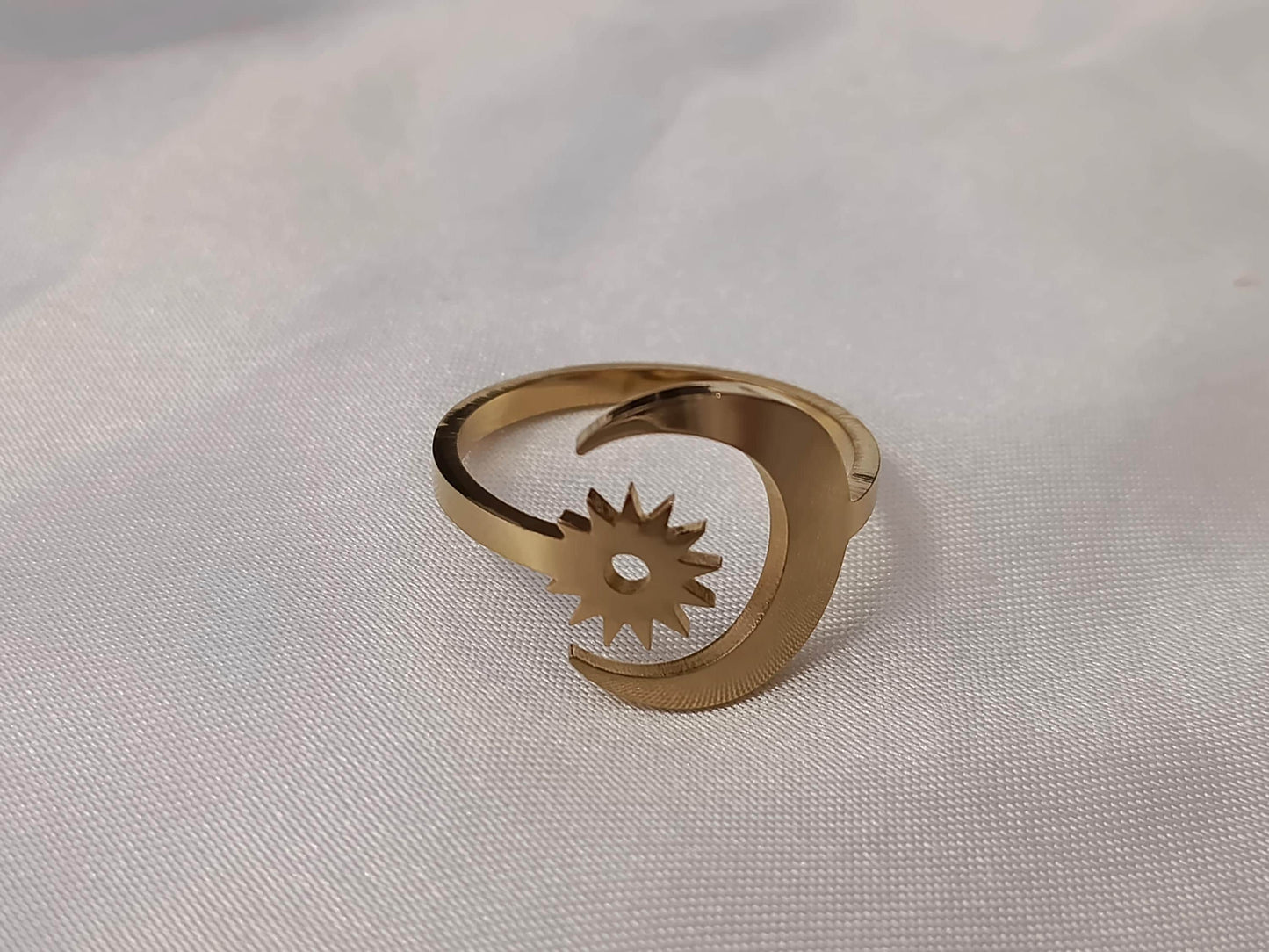 Anillo Ajustable Luna y Estrella en Acero Inoxidable pulido con Baño de Oro 18K regalo para ella