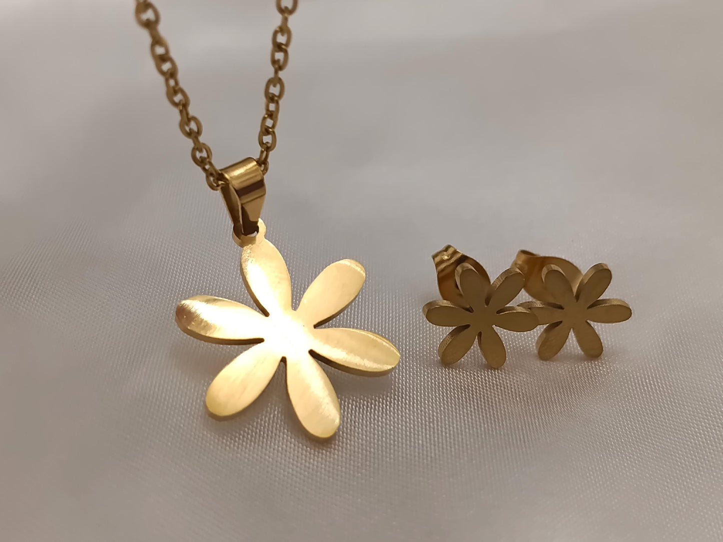 Conjunto de Joyería de Acero Inoxidable con Baño de Oro 18K - Collar y Pendientes de Flor Pulida regalo para ella