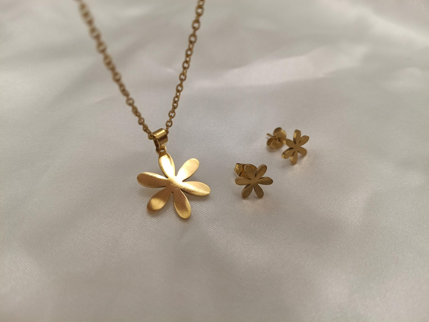 Conjunto de Joyería de Acero Inoxidable con Baño de Oro 18K - Collar y Pendientes de Flor Pulida regalo para ella