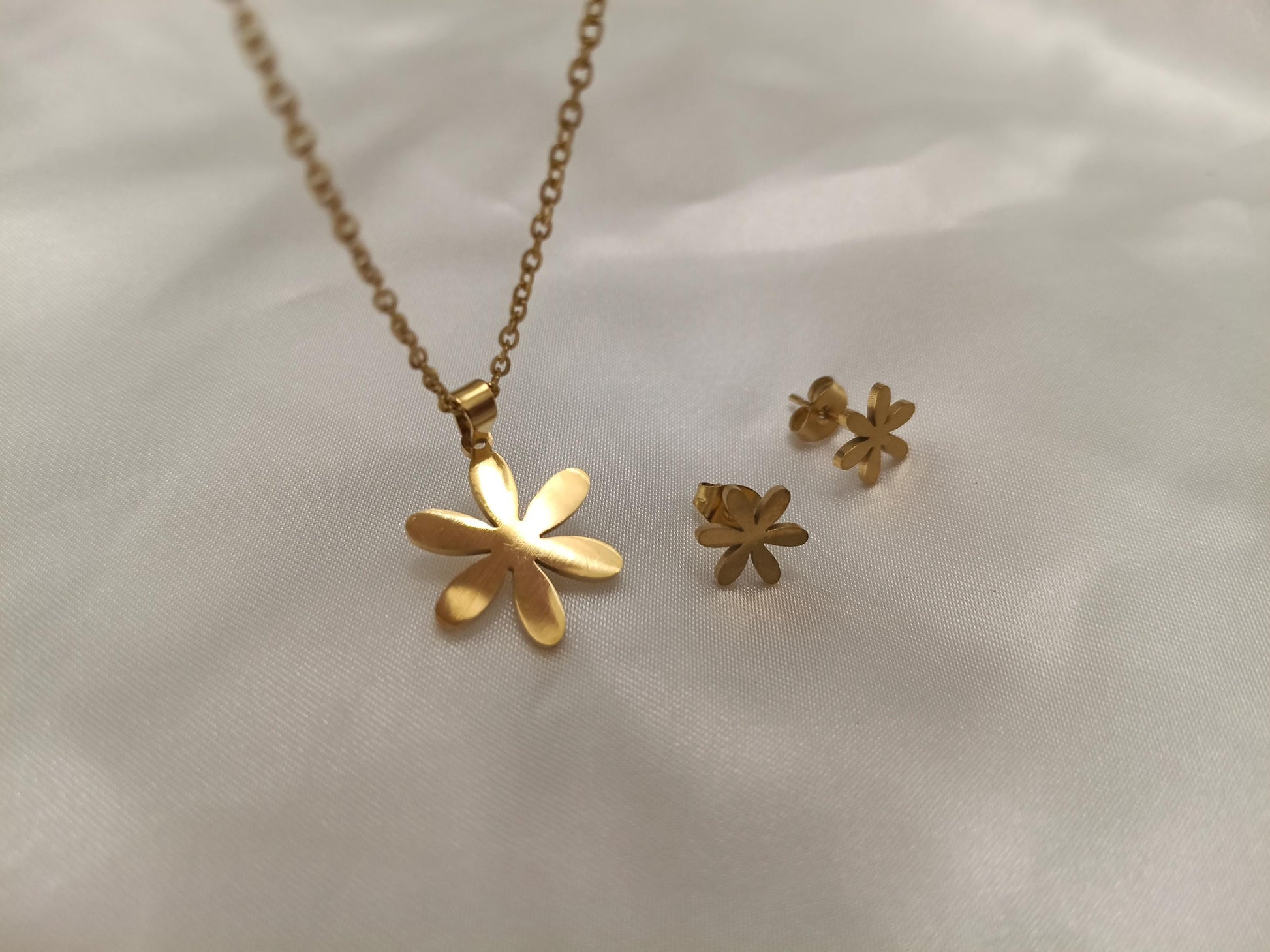 Conjunto de Joyería de Acero Inoxidable con Baño de Oro 18K - Collar y Pendientes de Flor Pulida regalo para ella