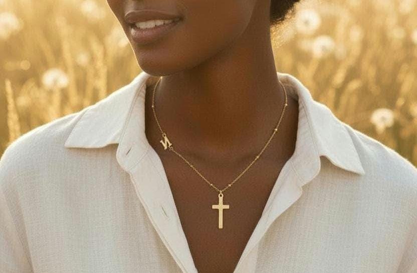 Collar de Acero Inoxidable con Baño de Oro 18K de 45cm - Colgante de Cruz Efecto Espejo y Dije de Letra Personalizable