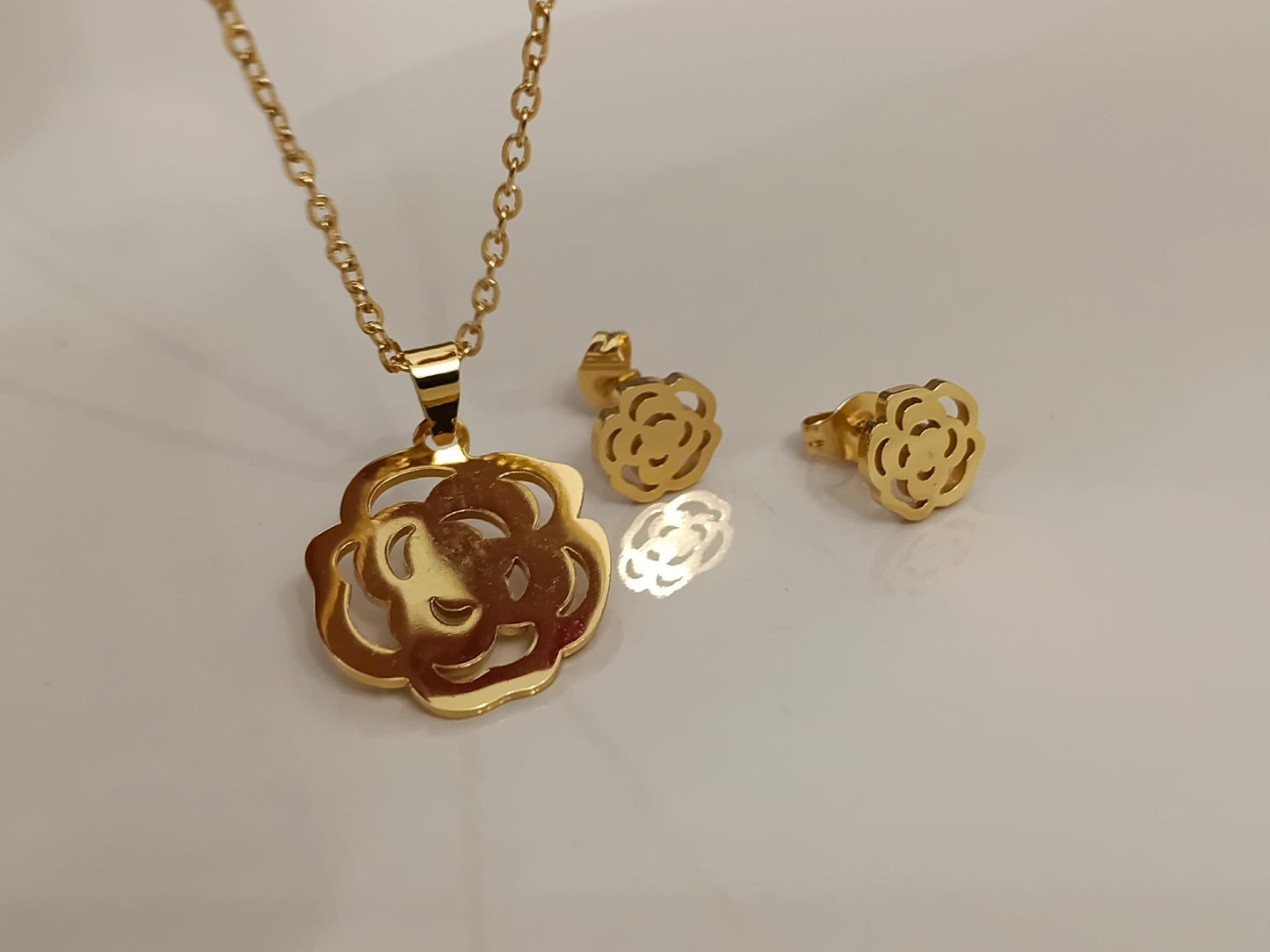 Conjunto de Joyería Floral "Peonía" en Acero Inoxidable con Baño de Oro 18K - Collar y Pendientes a Juego regalo para ella