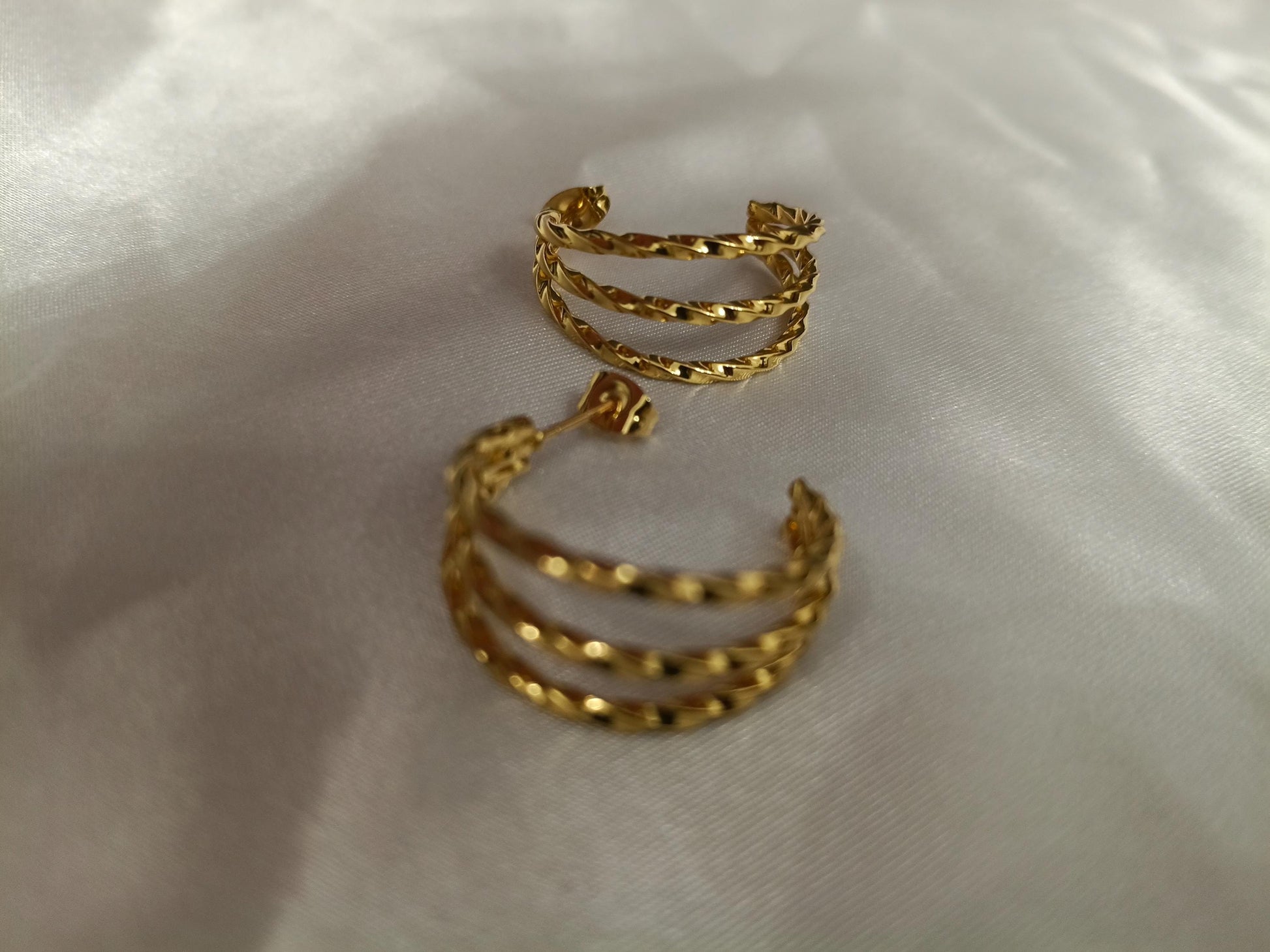 Arracadas de Medio Aro Anchas en Acero Inoxidable con Baño de Oro 18K - Acabado Diamantado Italiano regalo para ella