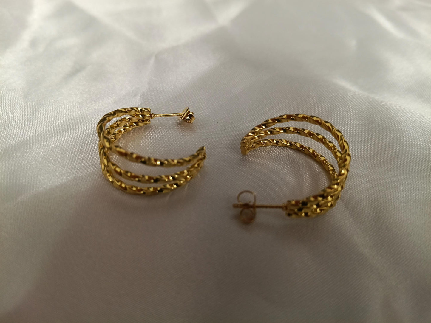 Arracadas de Medio Aro Anchas en Acero Inoxidable con Baño de Oro 18K - Acabado Diamantado Italiano regalo para ella