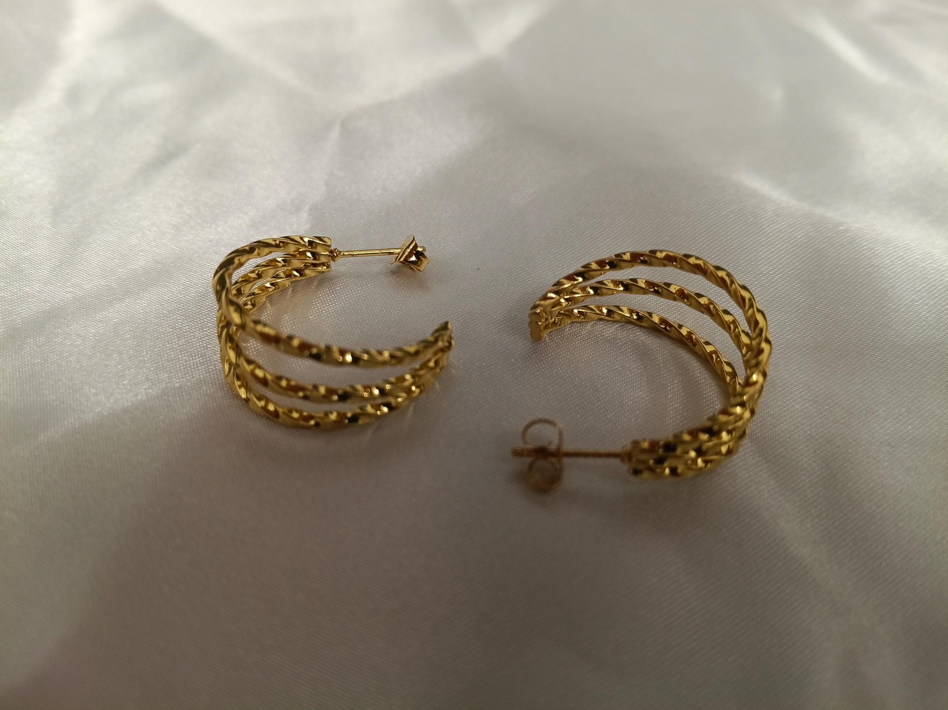 Arracadas de Medio Aro Anchas en Acero Inoxidable con Baño de Oro 18K - Acabado Diamantado Italiano regalo para ella