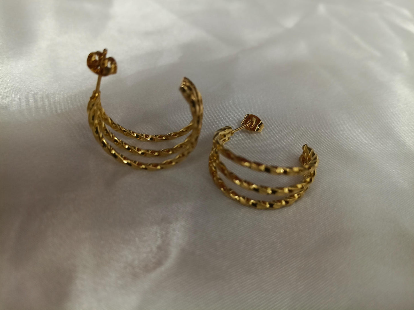 Arracadas de Medio Aro Anchas en Acero Inoxidable con Baño de Oro 18K - Acabado Diamantado Italiano regalo para ella