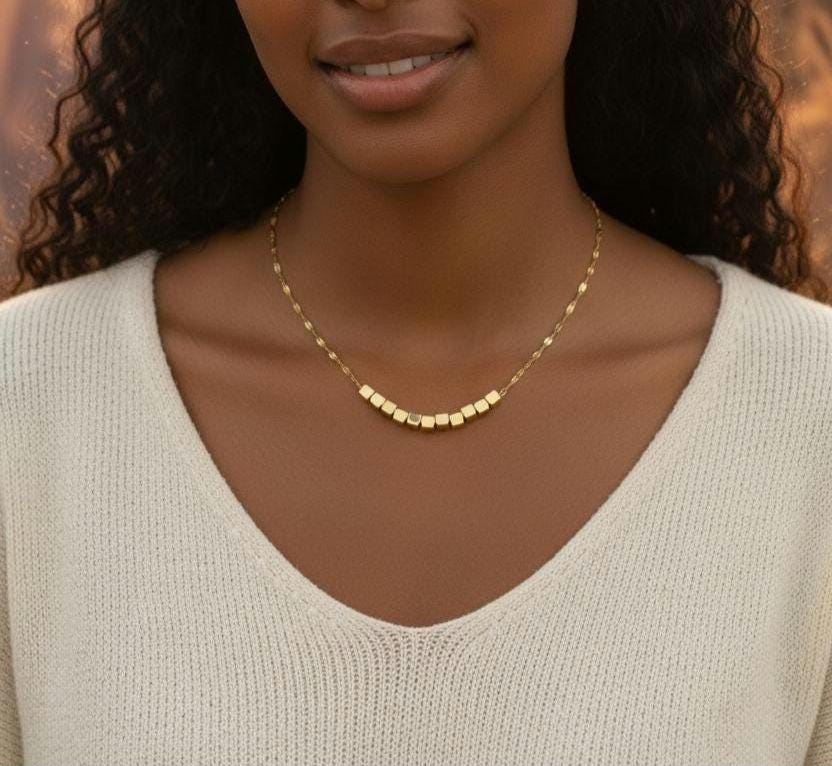 Collar Brillante con Cuentas y Colgante Cuadrado en Oro 18K (PVD) - Acero Inoxidable para mujeres