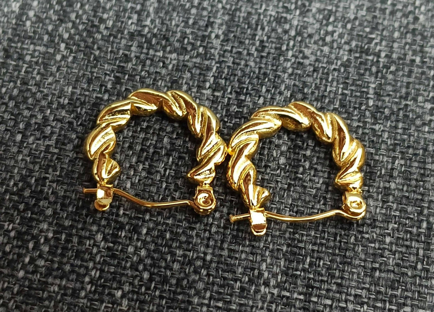 Pendientes de aro trenzados de estilo italiano, acero inoxidable con baño de oro de 18K y efecto brillante para ella