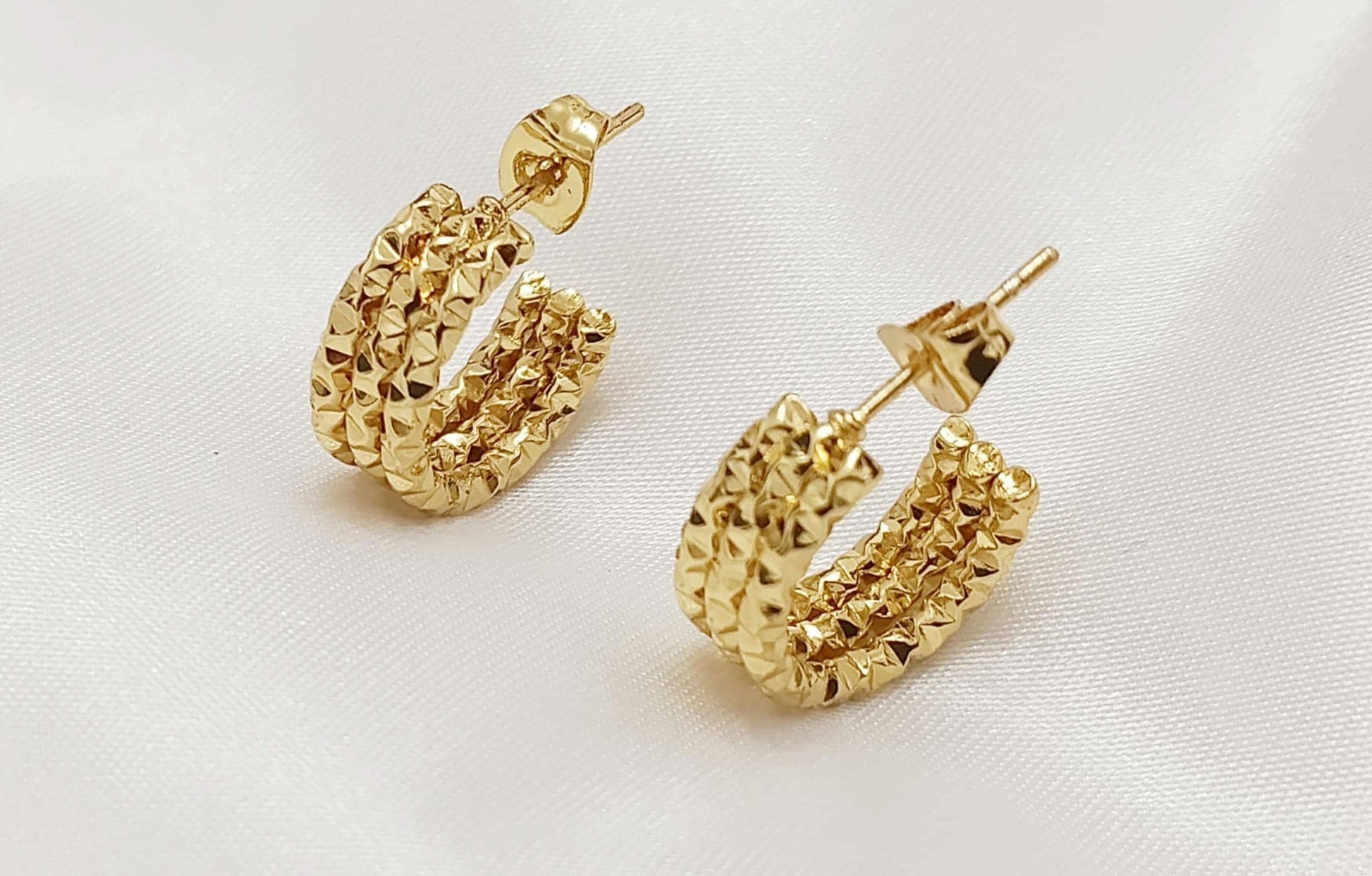 Pendientes de medio aro con relieve diamantado estilo italiano, acero inoxidable con baño de oro 18K regalo para ella