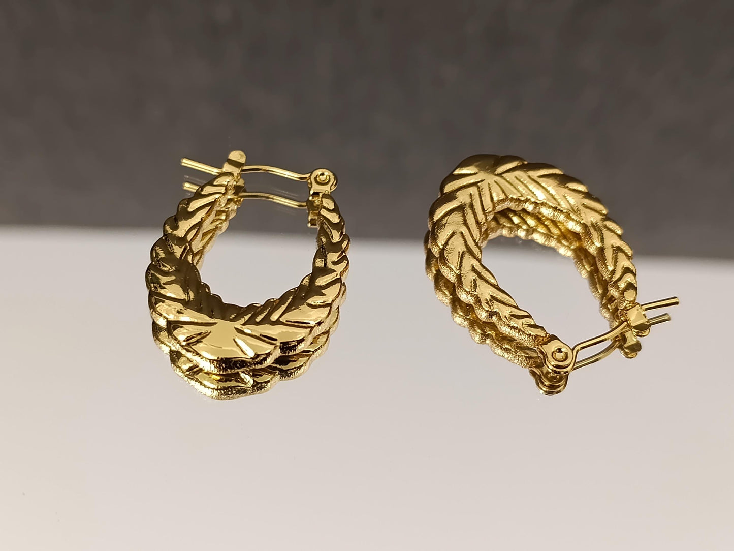 Pendientes de aro ovalados de estilo italiano, acero inoxidable con baño de oro de 18K y efecto brillante para ella