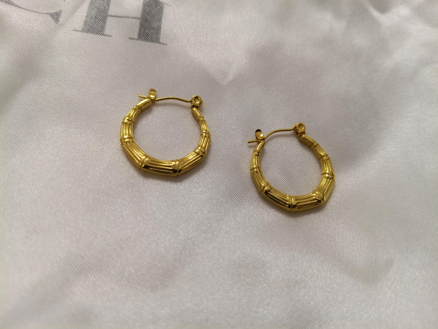Pendientes de aro con diseño grabado estilo italiano, acero inoxidable con baño de oro 18K reglalo para ella
