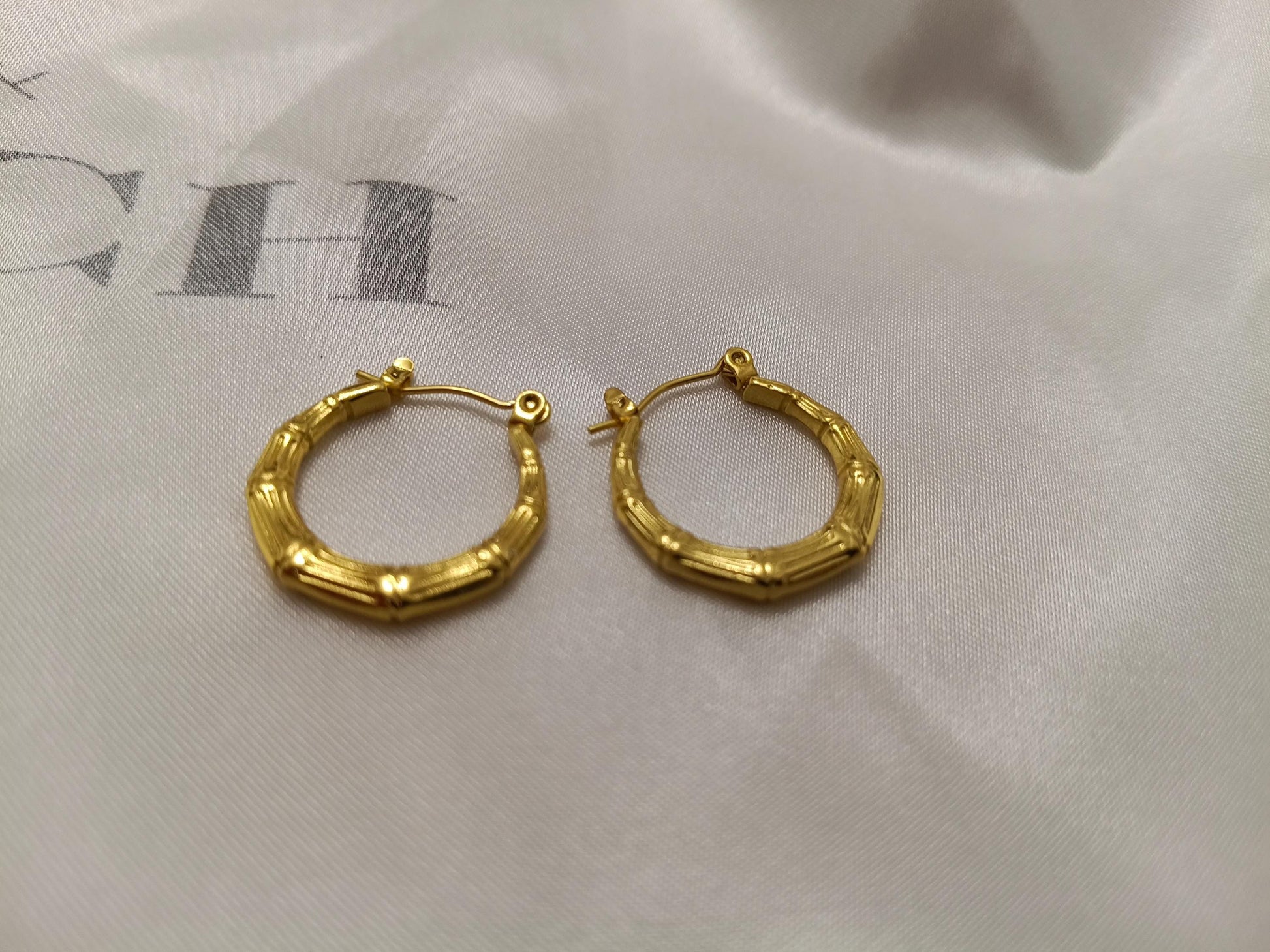 Pendientes de aro con diseño grabado estilo italiano, acero inoxidable con baño de oro 18K reglalo para ella