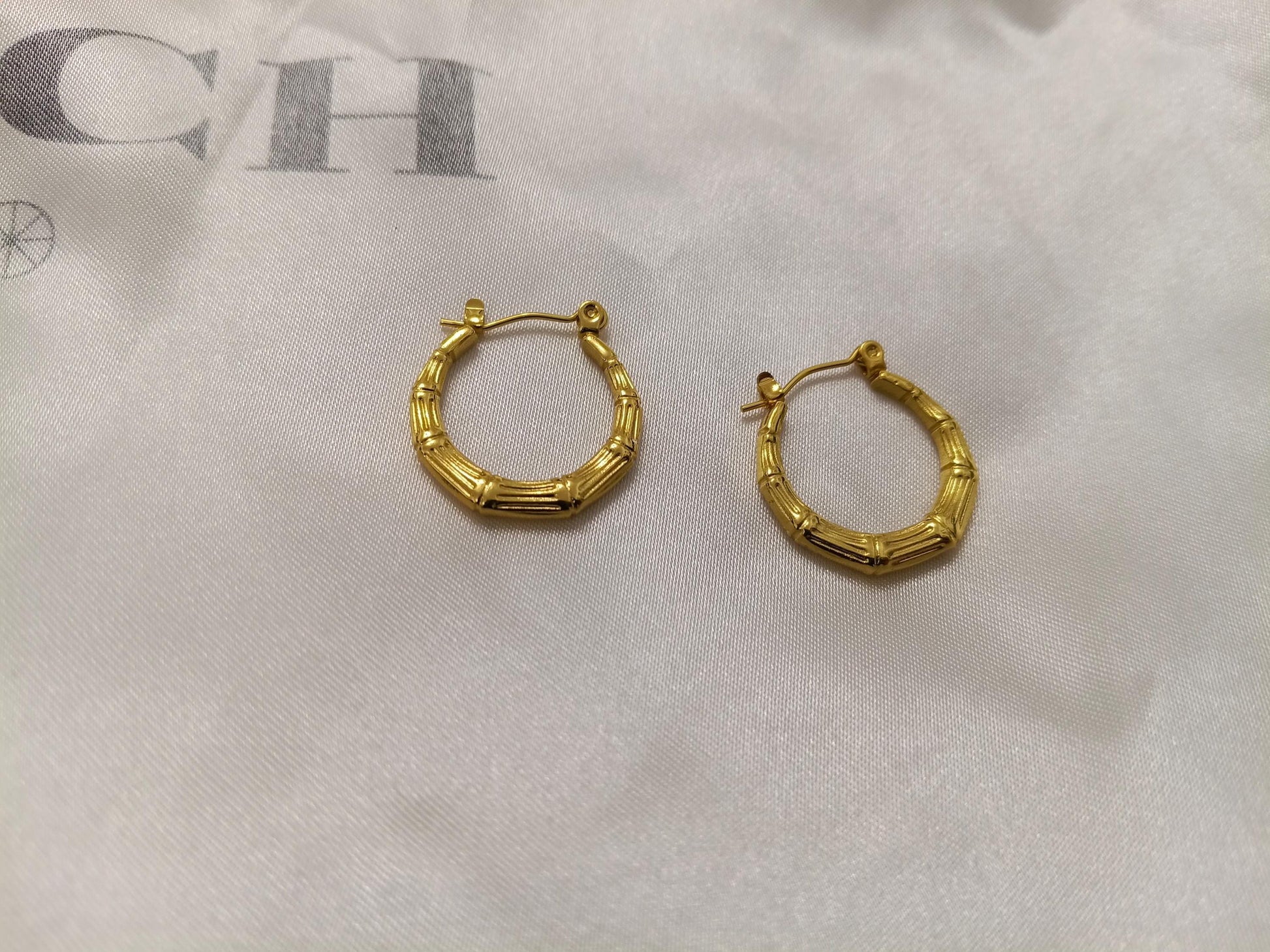 Pendientes de aro con diseño grabado estilo italiano, acero inoxidable con baño de oro 18K reglalo para ella