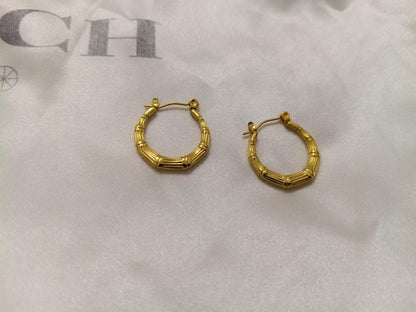 Pendientes de aro con diseño grabado estilo italiano, acero inoxidable con baño de oro 18K reglalo para ella