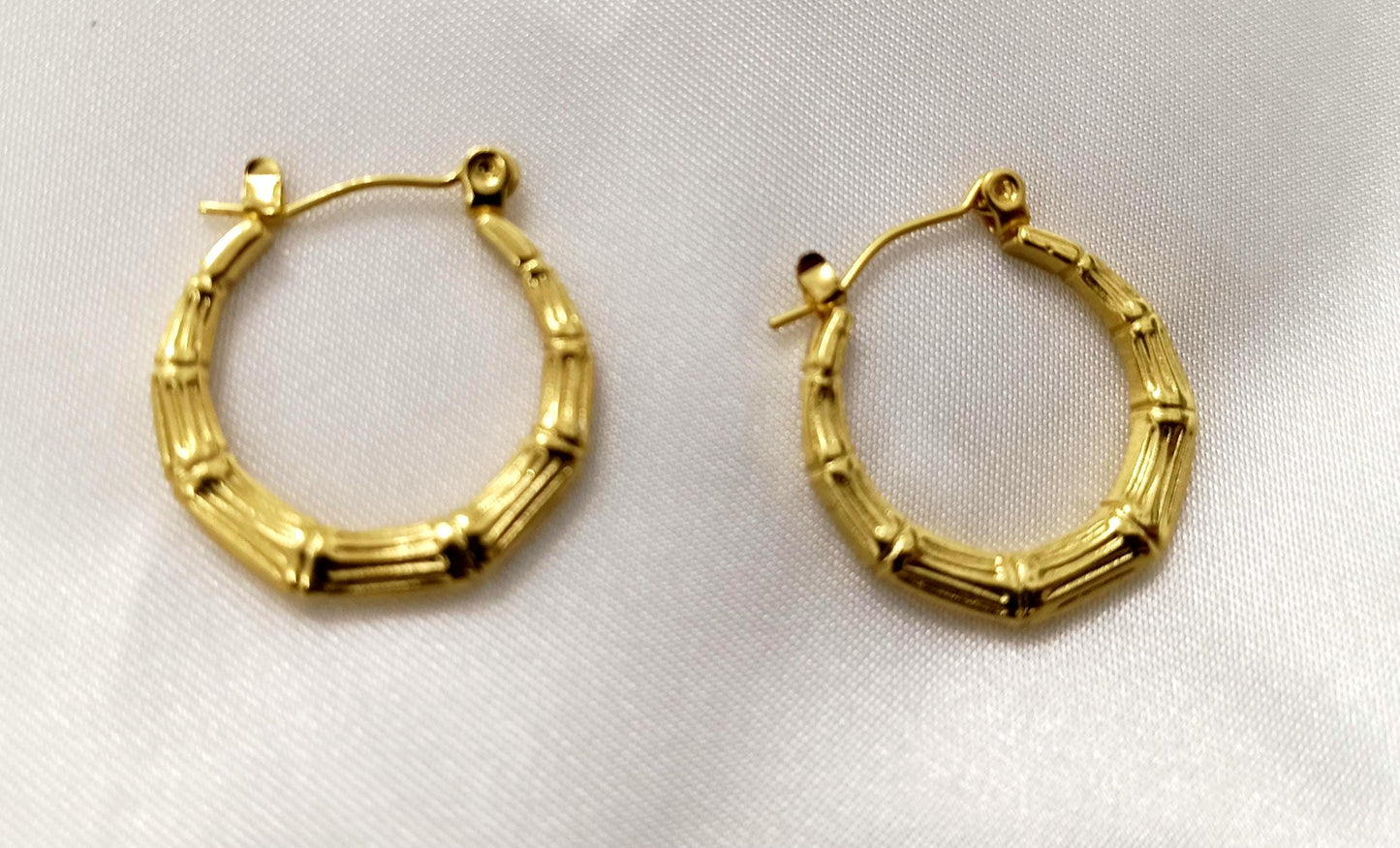 Pendientes de aro con diseño grabado estilo italiano, acero inoxidable con baño de oro 18K reglalo para ella
