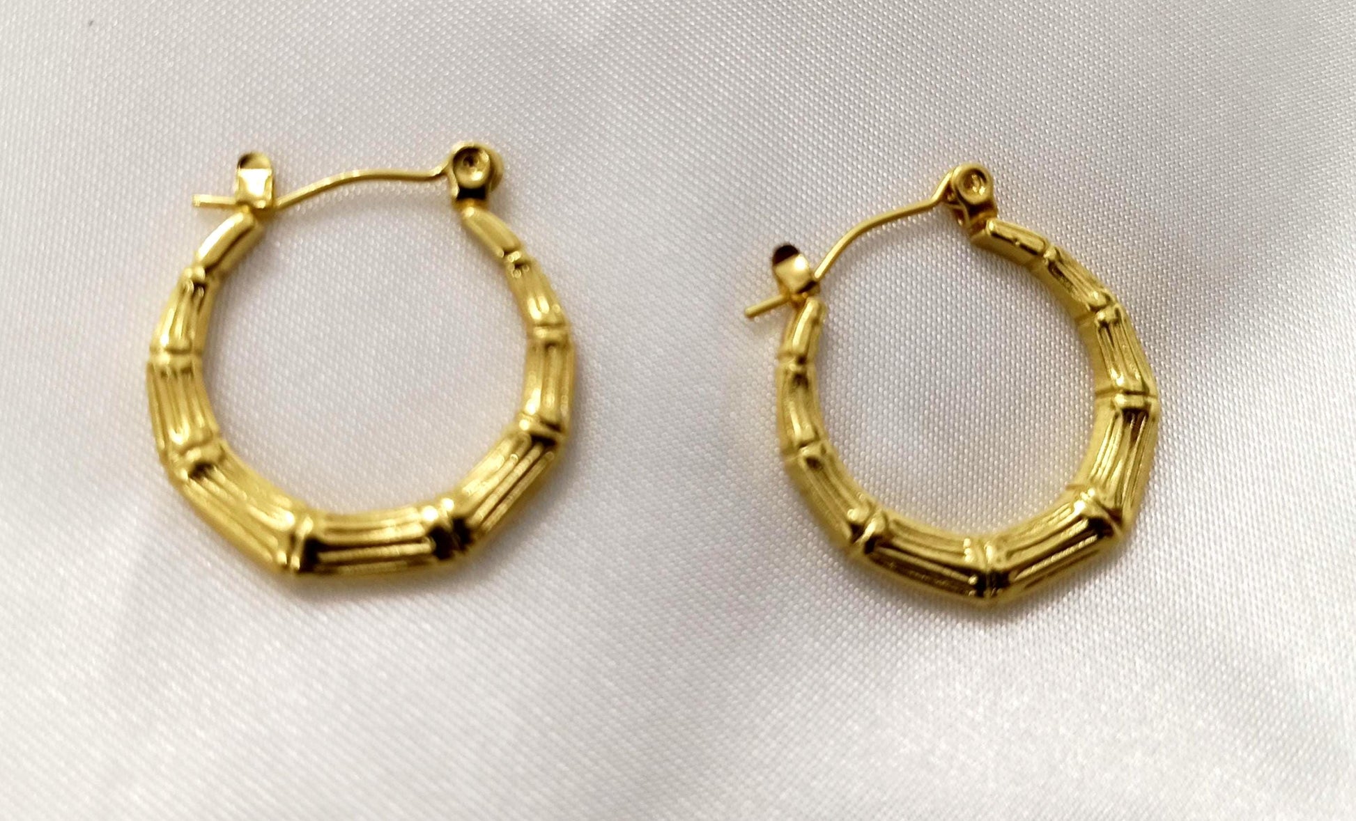 Pendientes de aro con diseño grabado estilo italiano, acero inoxidable con baño de oro 18K reglalo para ella