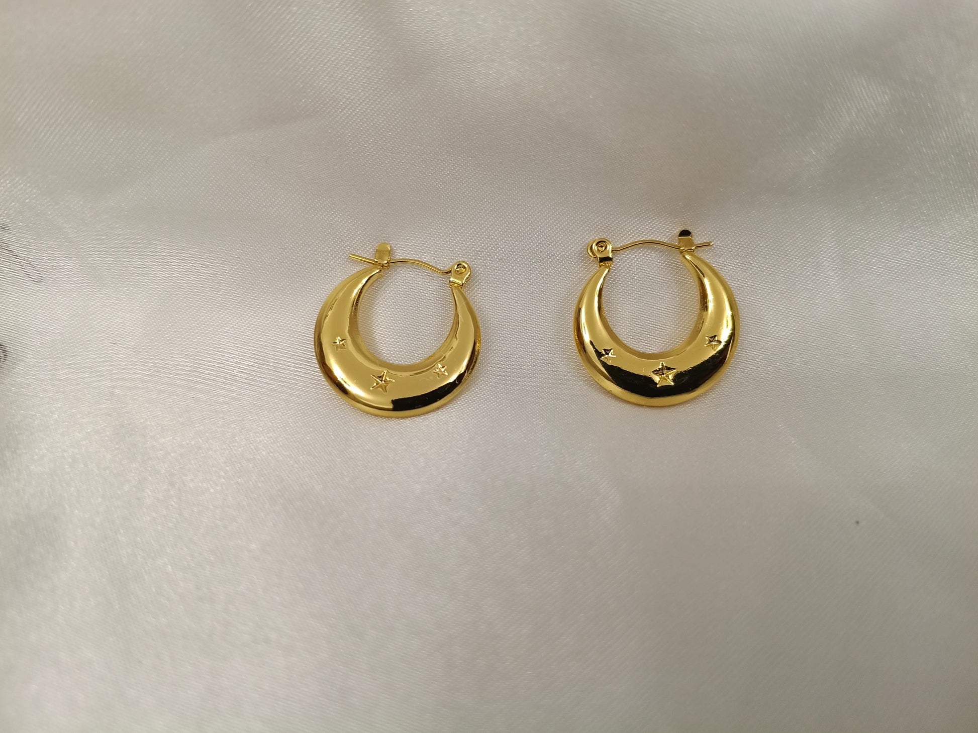 Pendientes de aro con estrellas de estilo italiano, acero inoxidable con baño de oro de 18K y efecto espejo regalo para ella