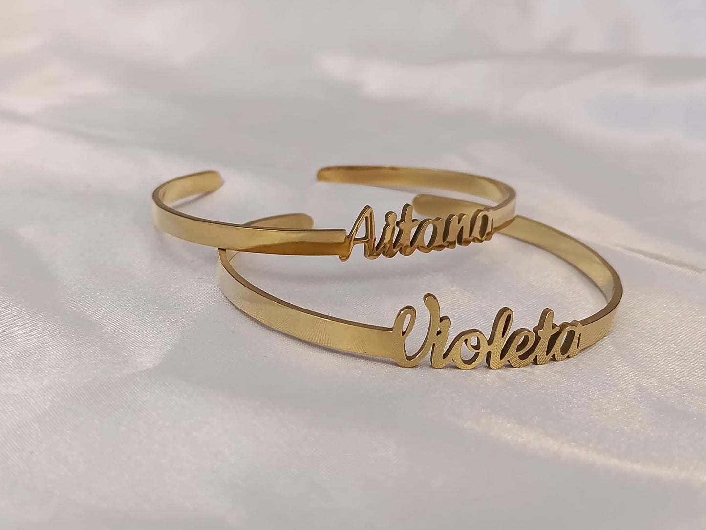 Brazalete Personalizado con Nombre para Mujer, Acero Inoxidable con Efecto Espejo, Baño de Oro 18K, Ajustable y Ligero regalo para ella