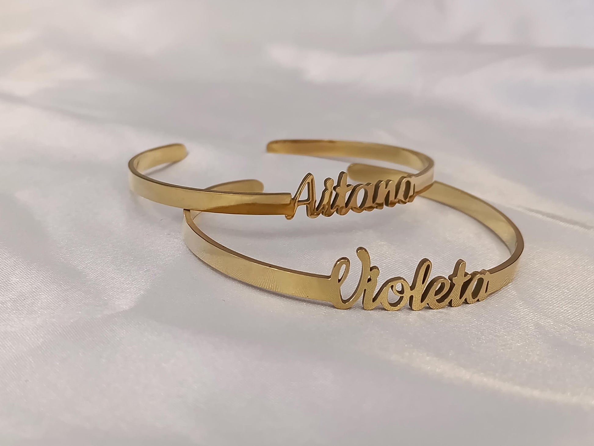 Brazalete Personalizado con Nombre para Mujer, Acero Inoxidable con Efecto Espejo, Baño de Oro 18K, Ajustable y Ligero regalo para ella
