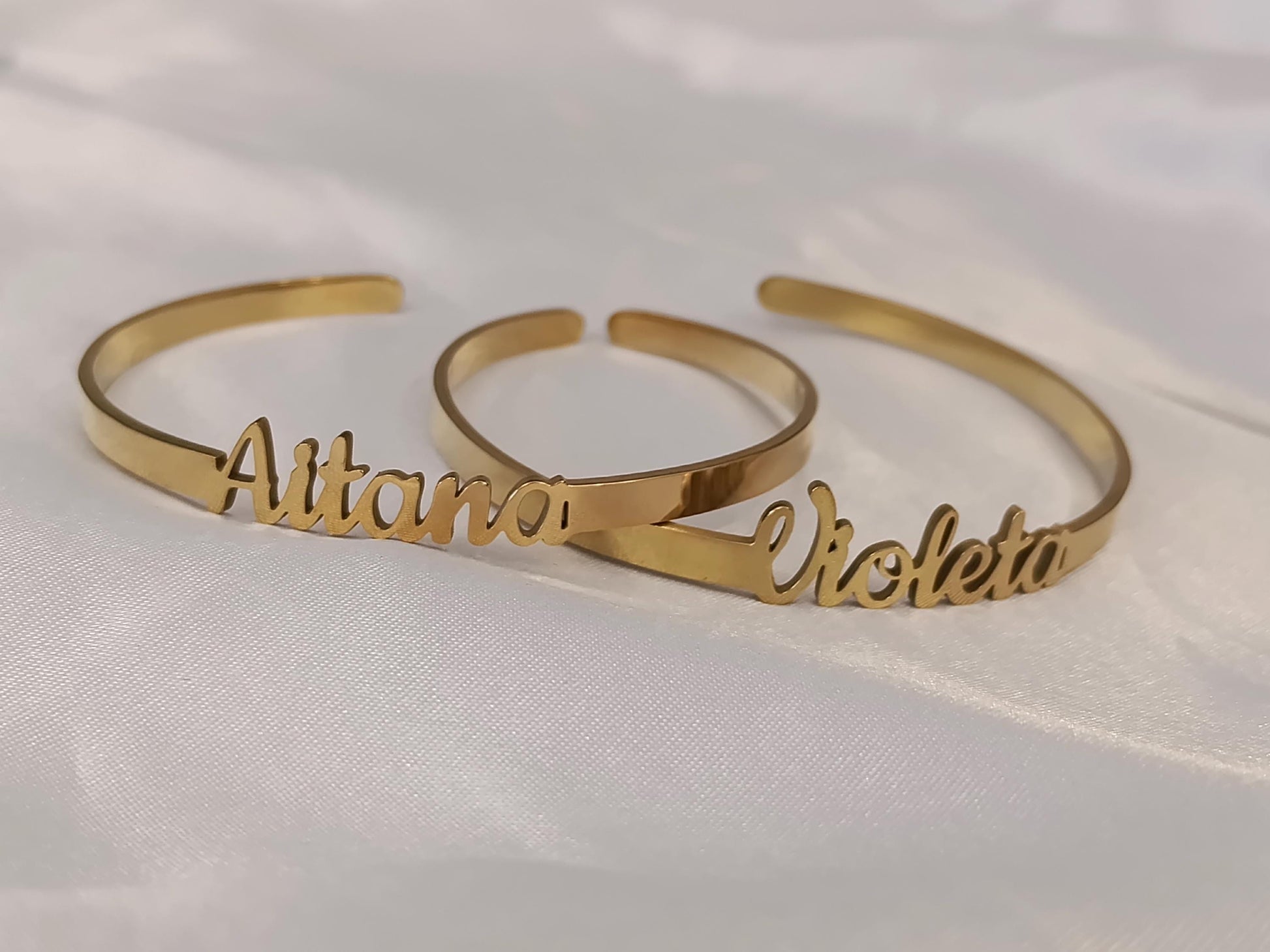 Brazalete Personalizado con Nombre para Mujer, Acero Inoxidable con Efecto Espejo, Baño de Oro 18K, Ajustable y Ligero regalo para ella