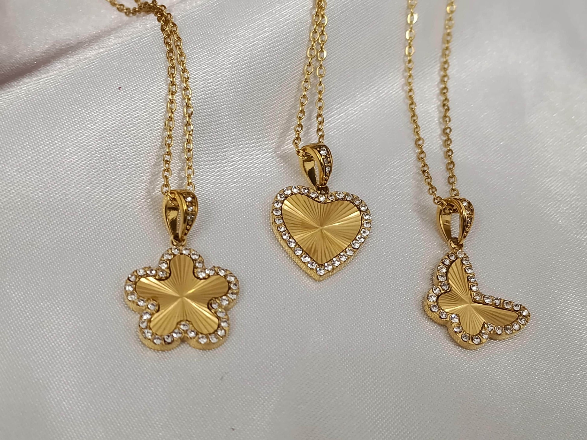 Collar de Acero Inoxidable con colgantes de Mariposa, Corazón y Flor con Circonitas, Baño de Oro 18K, 45cm regalo para ella