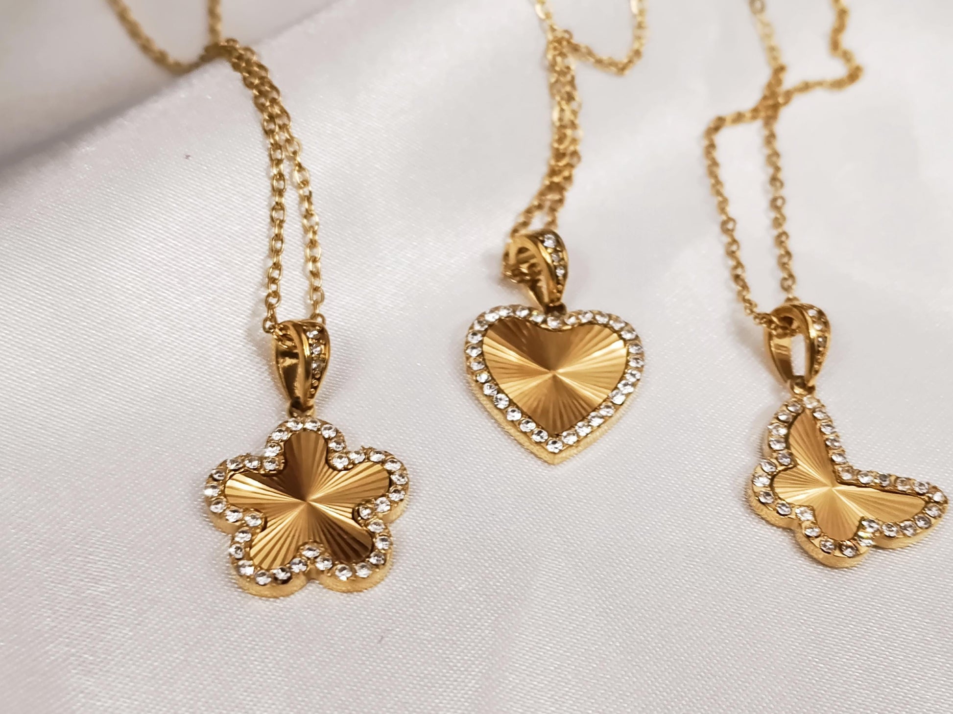 Collar de Acero Inoxidable con colgantes de Mariposa, Corazón y Flor con Circonitas, Baño de Oro 18K, 45cm regalo para ella