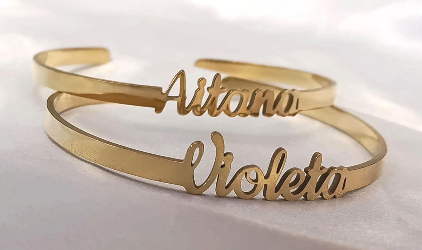 Brazalete Personalizado con Nombre para Mujer, Acero Inoxidable con Efecto Espejo, Baño de Oro 18K, Ajustable y Ligero regalo para ella