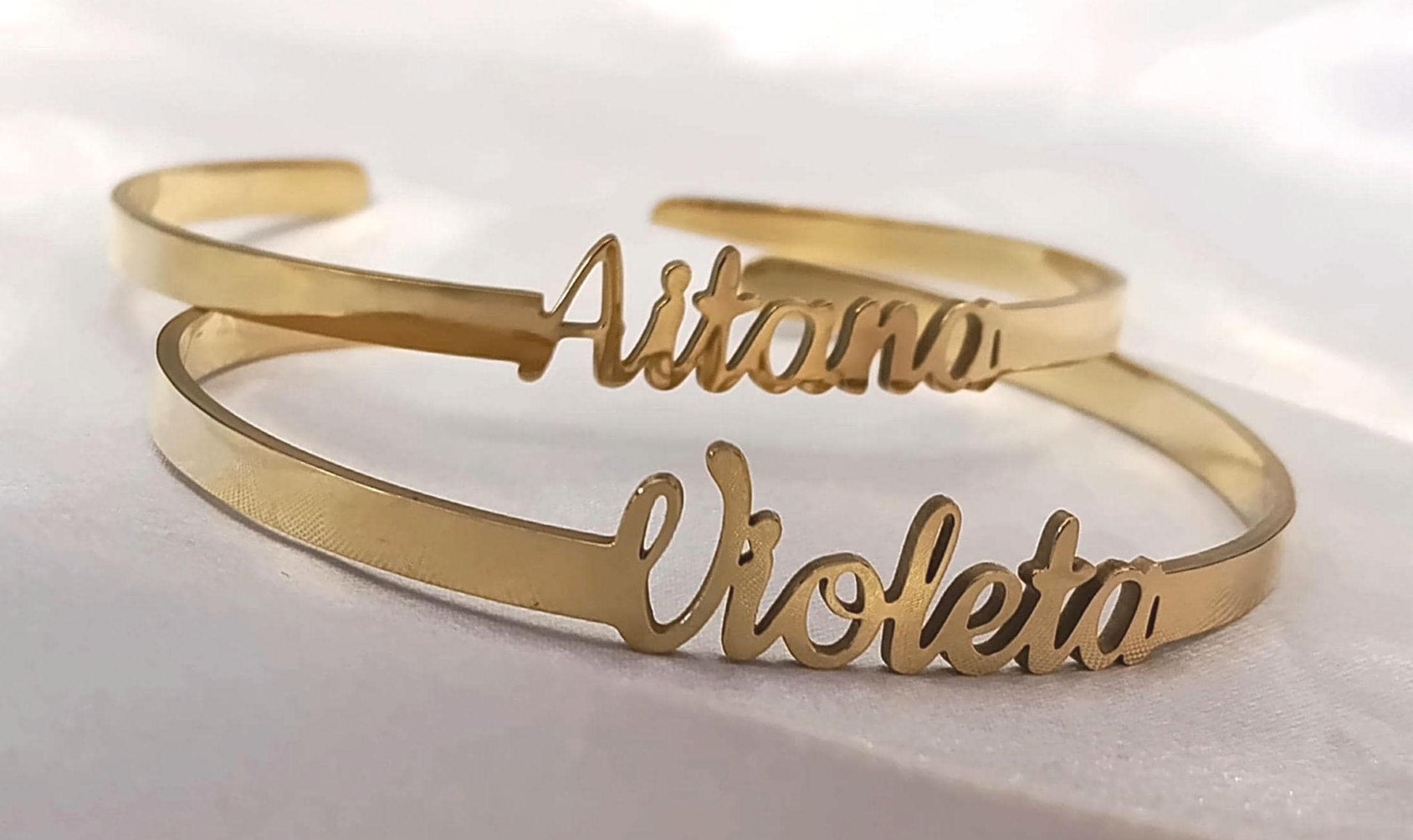 Brazalete Personalizado con Nombre para Mujer, Acero Inoxidable con Efecto Espejo, Baño de Oro 18K, Ajustable y Ligero regalo para ella