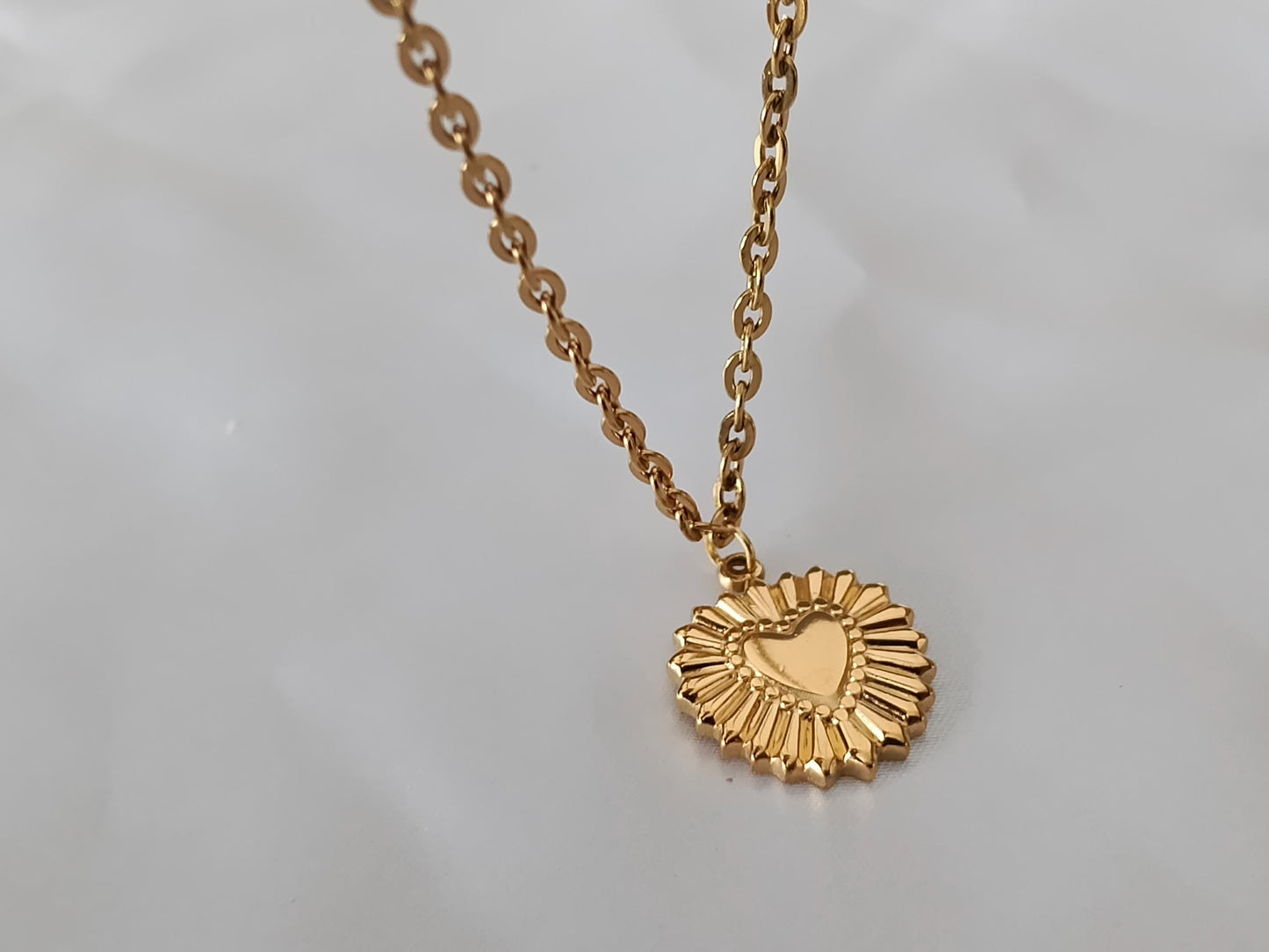 Collar de Acero Inoxidable Oro 18K colgante de Cruz medalla con corazon 40cm + Extensión 5cm (16"+2") para mujeres