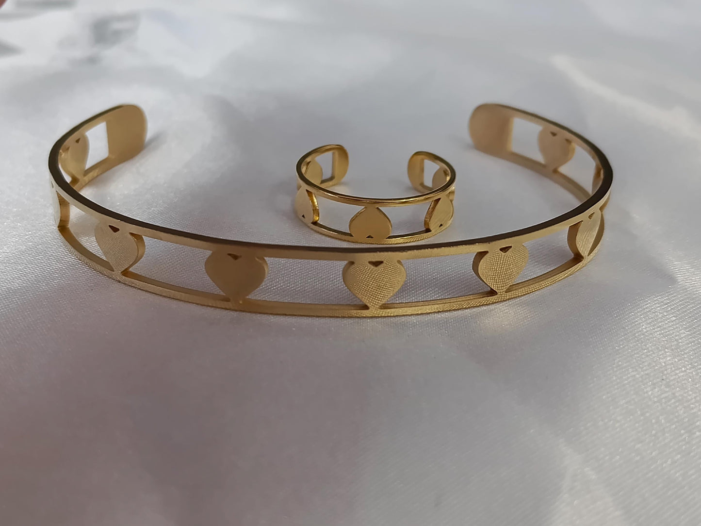 Conjunto de joyas - Brazalete y Anillo ajustable de Corazón Ahuecado, Acero Inoxidable con Baño de Oro 18K (Efecto Espejo) regalos para ella