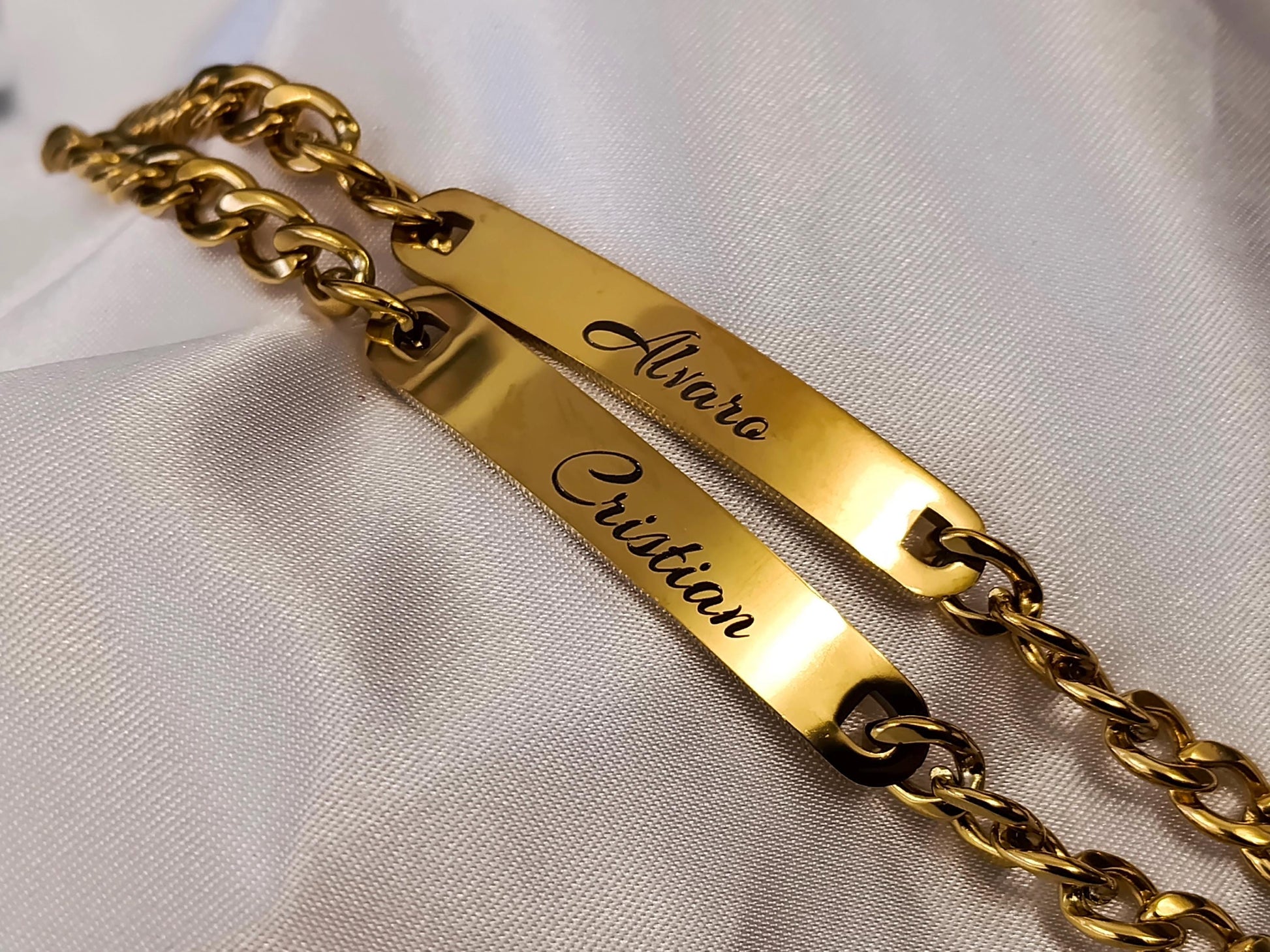 Brazalete Personalizado con Nombre grabadi para hombre , Acero Inoxidable con Efecto Espejo, Baño de Oro 18K, regalo para él
